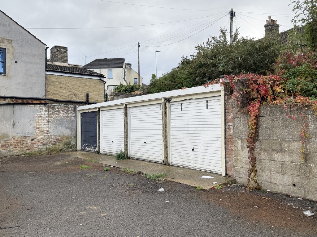 Lot: 5 - COMPOUND OF 27 GARAGES - Second Block of Four Garages in Larger Compound
